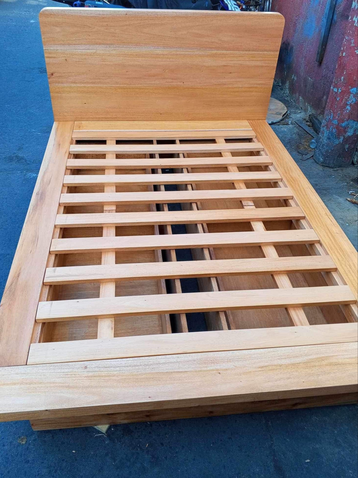 CALEB SOLID FLOATING BED